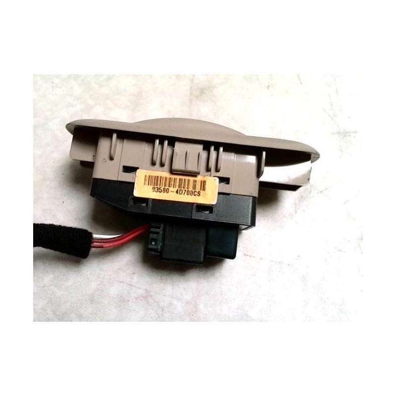 Interrupteur de leve vitre arriere droit KIA CARNIVAL 2 d’occasion