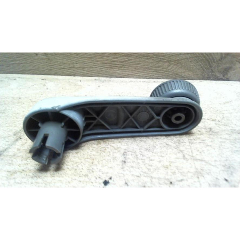 Manivelle de leve vitre PEUGEOT 205 PHASE 2 d’occasion