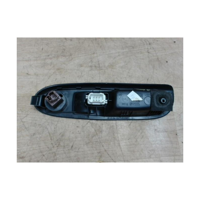Interrupteur de leve vitre avant droit RENAULT CLIO 2 PHASE 2 d’occasion