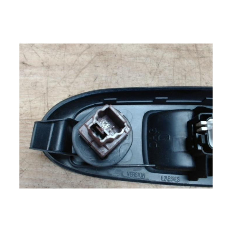 Interrupteur de leve vitre avant droit RENAULT CLIO 2 PHASE 2 d’occasion