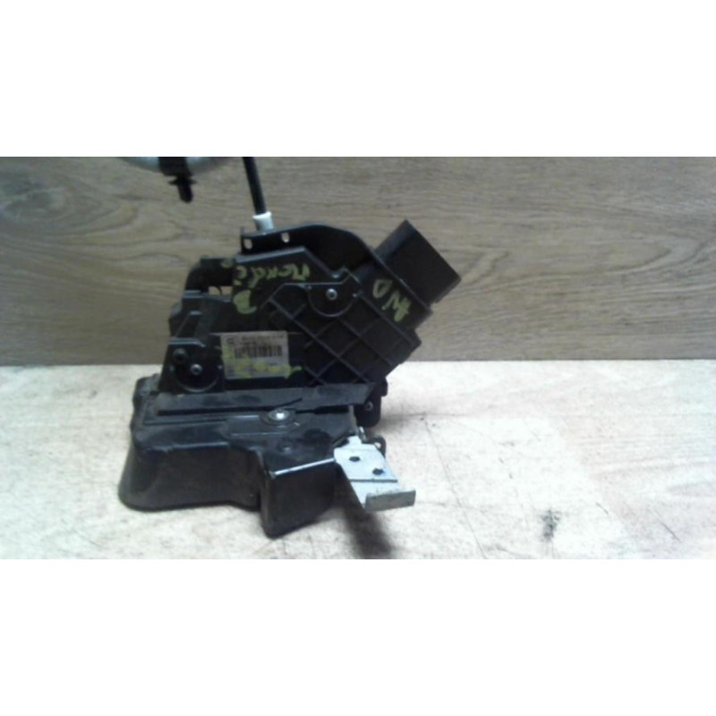 Serrure avant droit FORD MONDEO 3 PHASE 1 BREAK d’occasion