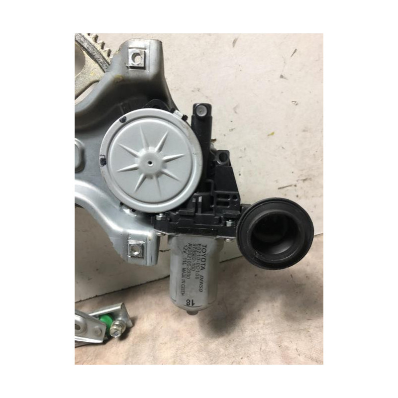 Leve vitre electrique avant droit TOYOTA YARIS 2 PHASE 2 d’occasion