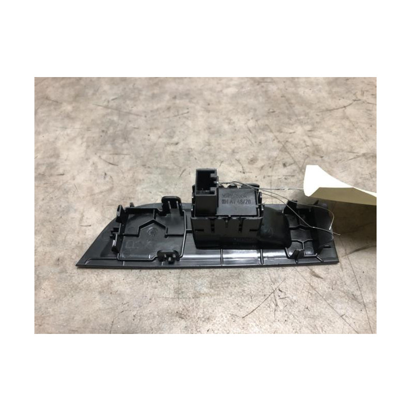 Interrupteur de leve vitre arriere droit SKODA SCALA d’occasion