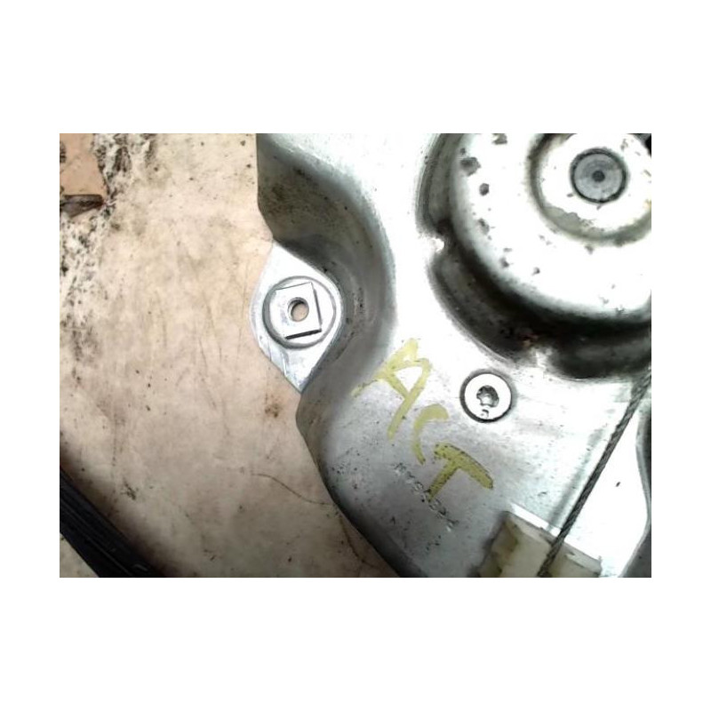 Leve vitre electrique avant gauche RENAULT CLIO 3 PHASE 1 d’occasion