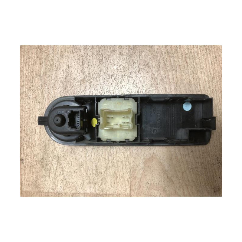 Interrupteur de leve vitre avant gauche RENAULT CLIO 4 PHASE 1 d’occasion