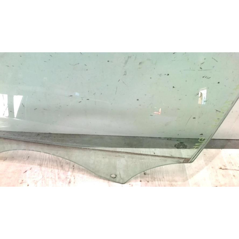Vitre avant gauche AUDI A4 3 AVANT PHASE 1 BREAK d’occasion