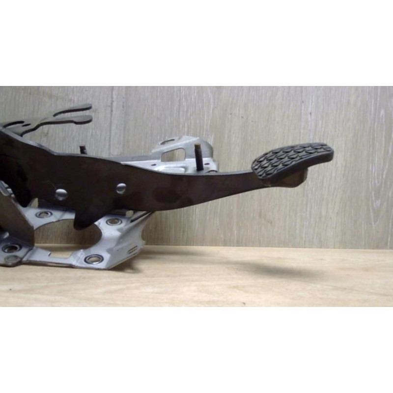 Pedalier d'embrayage FORD FIESTA 6 PHASE 2 d’occasion