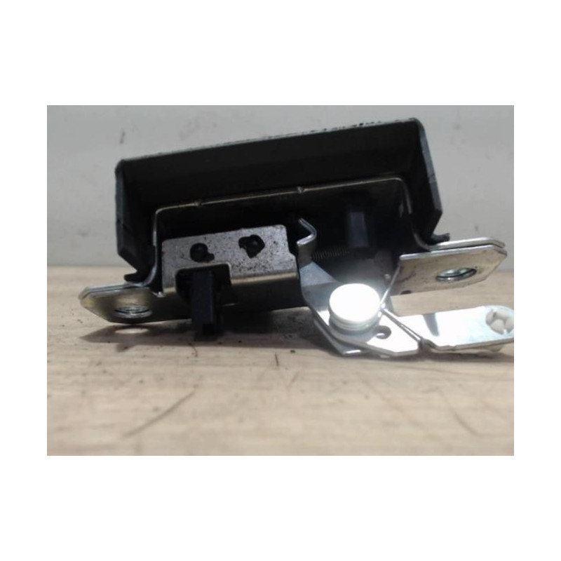 Serrure de coffre VOLKSWAGEN POLO 3 PHASE 2 d’occasion