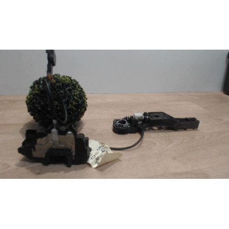 Serrure avant droit RENAULT CLIO 3 PHASE 1 d’occasion