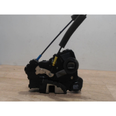 Serrure avant droit TOYOTA COROLLA VERSO 2 PHASE 2 d’occasion
