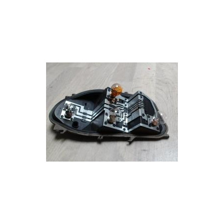 Platine feu arriere droit RENAULT CLIO 3 PHASE 1 d’occasion
