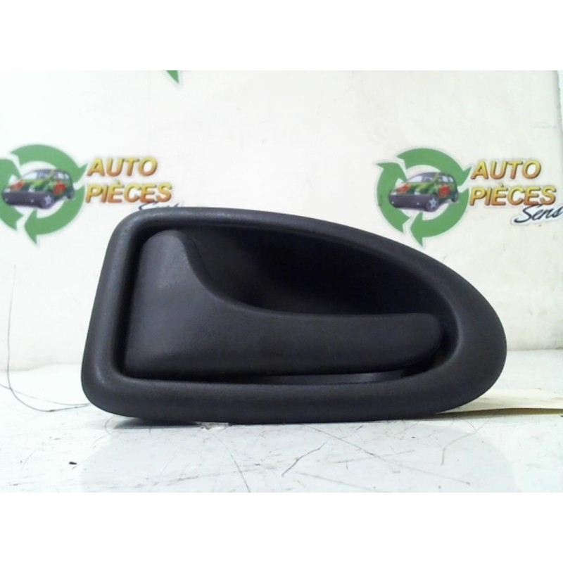 Poignee porte avant droit RENAULT CLIO 2 PHASE 2 d’occasion