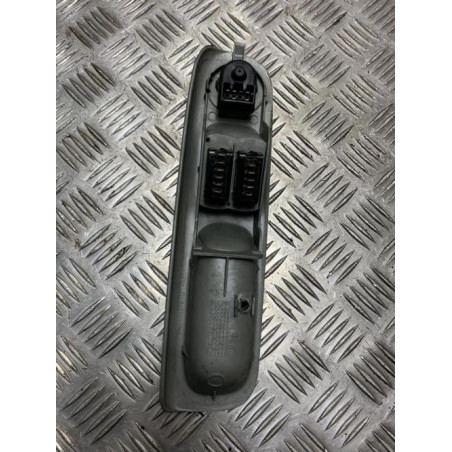 Interrupteur de leve vitre avant gauche RENAULT TWINGO 1 PHASE 3 d’occasion