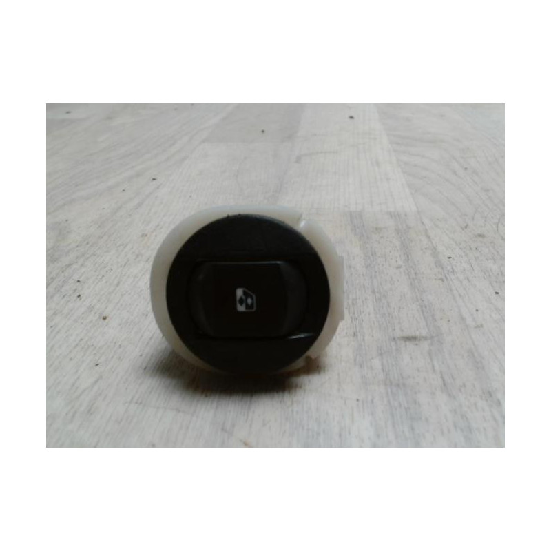 Interrupteur de leve vitre avant droit RENAULT CLIO 3 PHASE 1 d’occasion