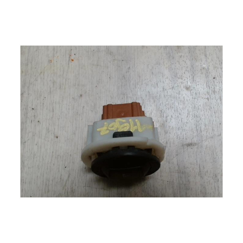 Interrupteur de leve vitre avant droit RENAULT CLIO 3 PHASE 1 d’occasion