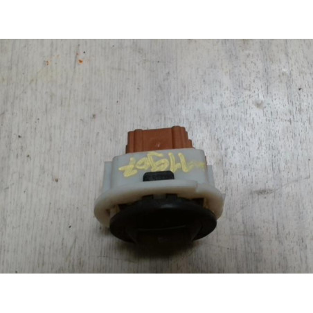 Interrupteur de leve vitre avant droit RENAULT CLIO 3 PHASE 1 d’occasion