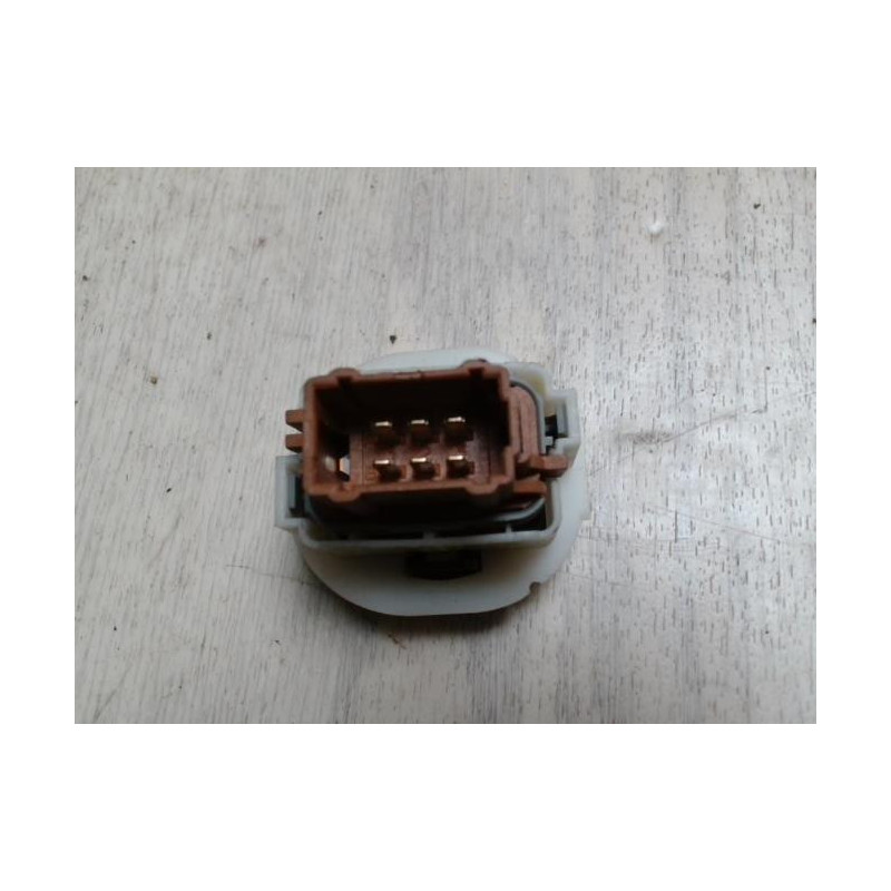 Interrupteur de leve vitre avant droit RENAULT CLIO 3 PHASE 1 d’occasion