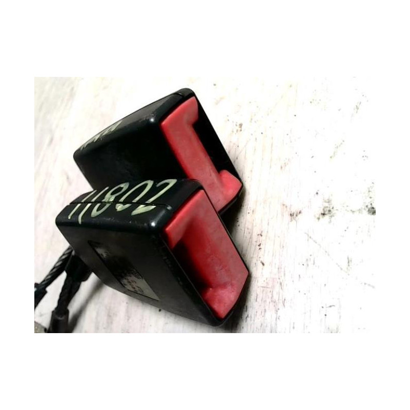 Attache ceinture arriere gauche VOLKSWAGEN POLO 4 PHASE 1 d’occasion