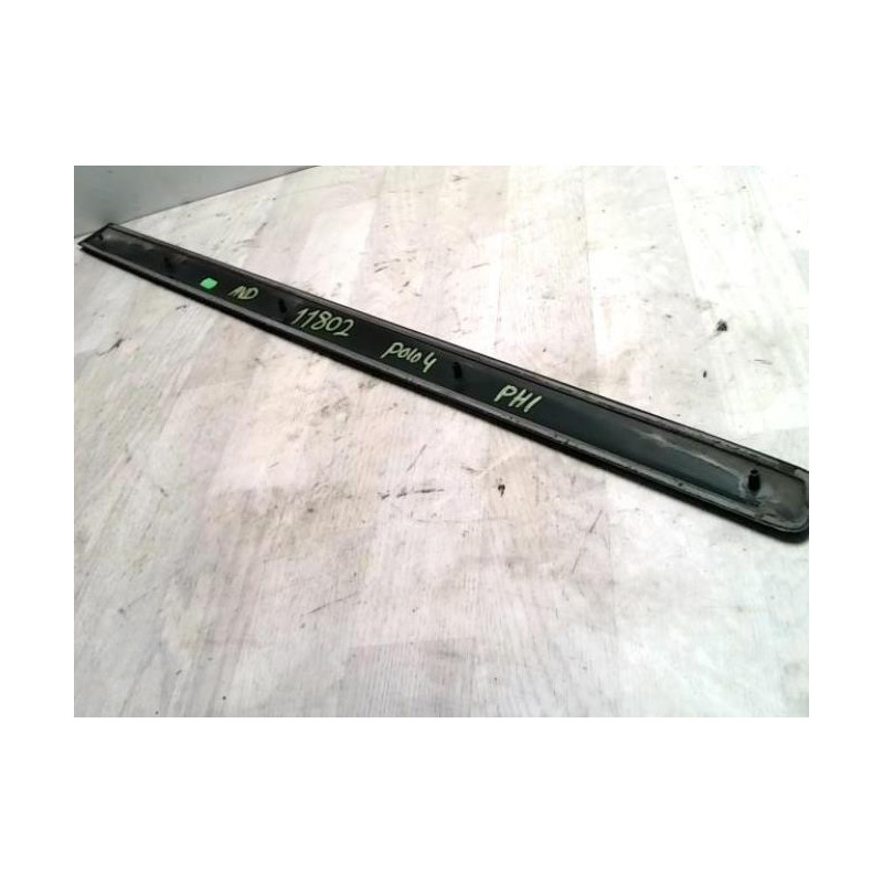 Baguette de porte avant droite VOLKSWAGEN POLO 4 PHASE 1 d’occasion