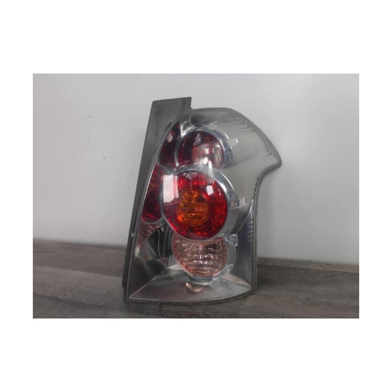 Enjoliveur de feu arriere droit TOYOTA COROLLA VERSO 2 PHASE 1 d’occasion