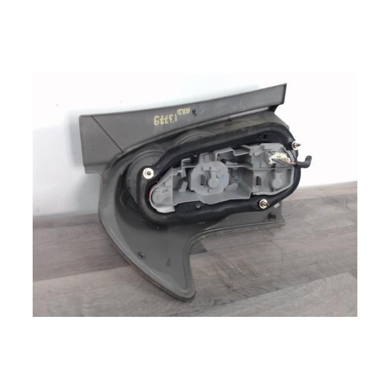 Enjoliveur de feu arriere droit TOYOTA COROLLA VERSO 2 PHASE 1 d’occasion