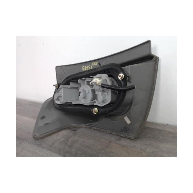 Enjoliveur de feu arriere droit TOYOTA COROLLA VERSO 2 PHASE 1 d’occasion