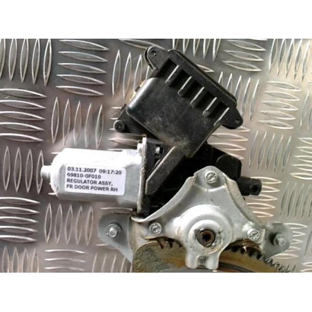 Leve vitre electrique avant droit TOYOTA COROLLA VERSO 2 PHASE 2 d’occasion