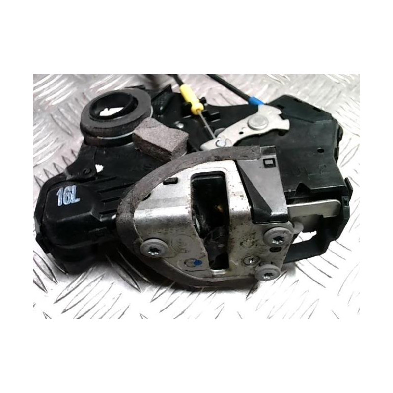 Serrure avant gauche TOYOTA COROLLA VERSO 2 PHASE 2 d’occasion
