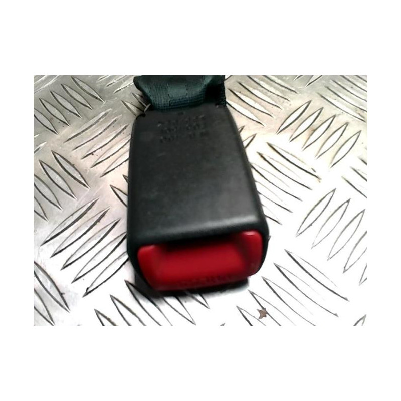Attache ceinture arriere droit TOYOTA COROLLA VERSO 2 PHASE 2 d’occasion