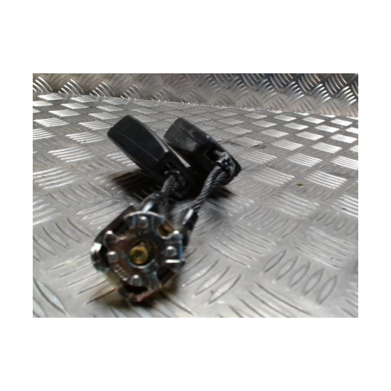 Attache ceinture arriere gauche VOLKSWAGEN POLO 4 PHASE 1 d’occasion