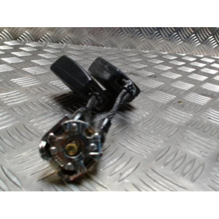 Attache ceinture arriere gauche VOLKSWAGEN POLO 4 PHASE 1 d’occasion