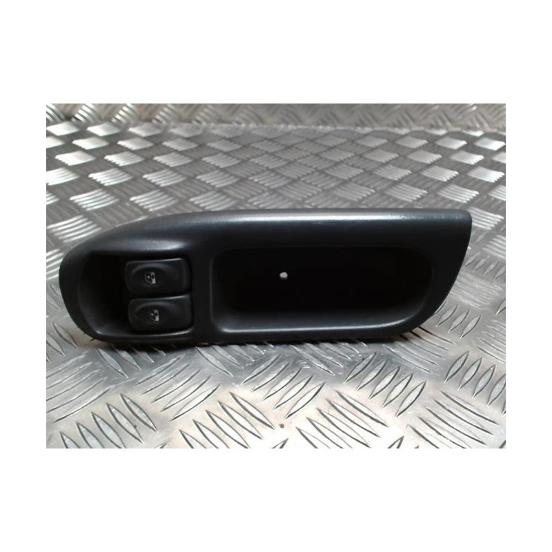 Interrupteur de leve vitre avant gauche RENAULT SCENIC 1 PHASE 2 d’occasion