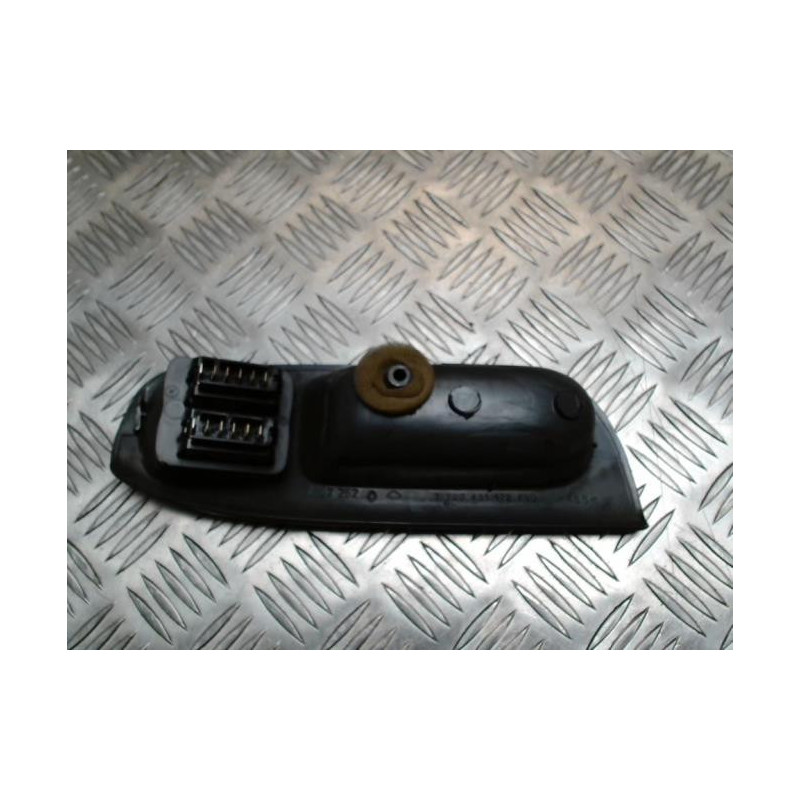 Interrupteur de leve vitre avant gauche RENAULT SCENIC 1 PHASE 2 d’occasion