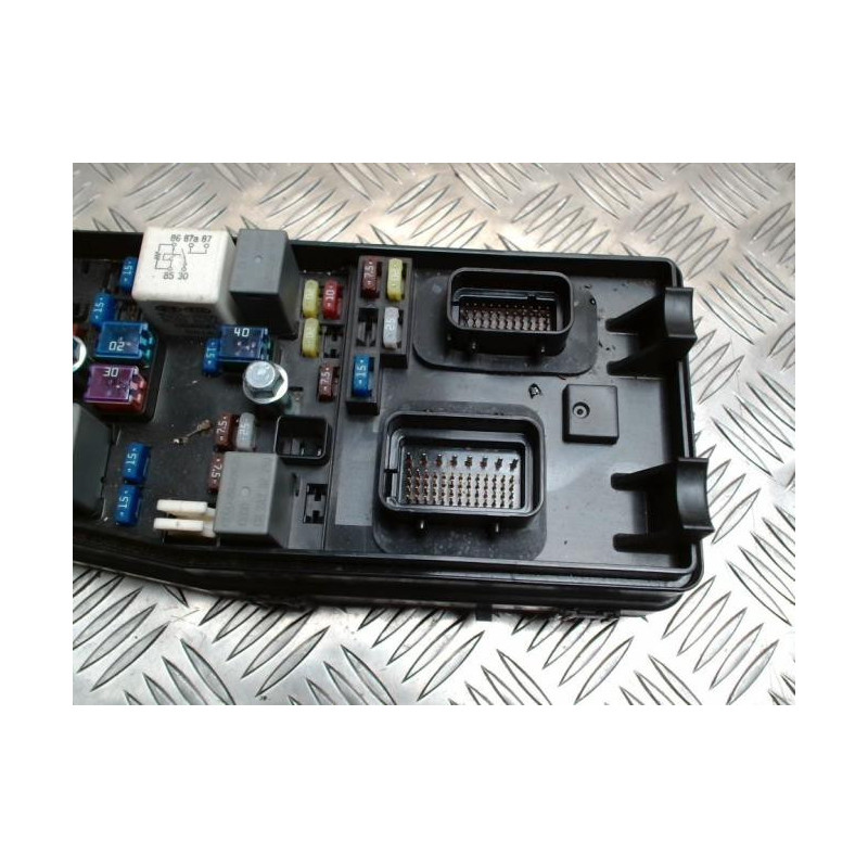 Porte fusible KIA CARNIVAL 2 d’occasion