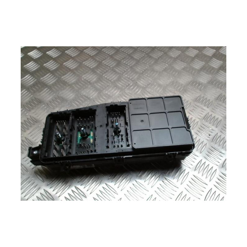Porte fusible KIA CARNIVAL 2 d’occasion