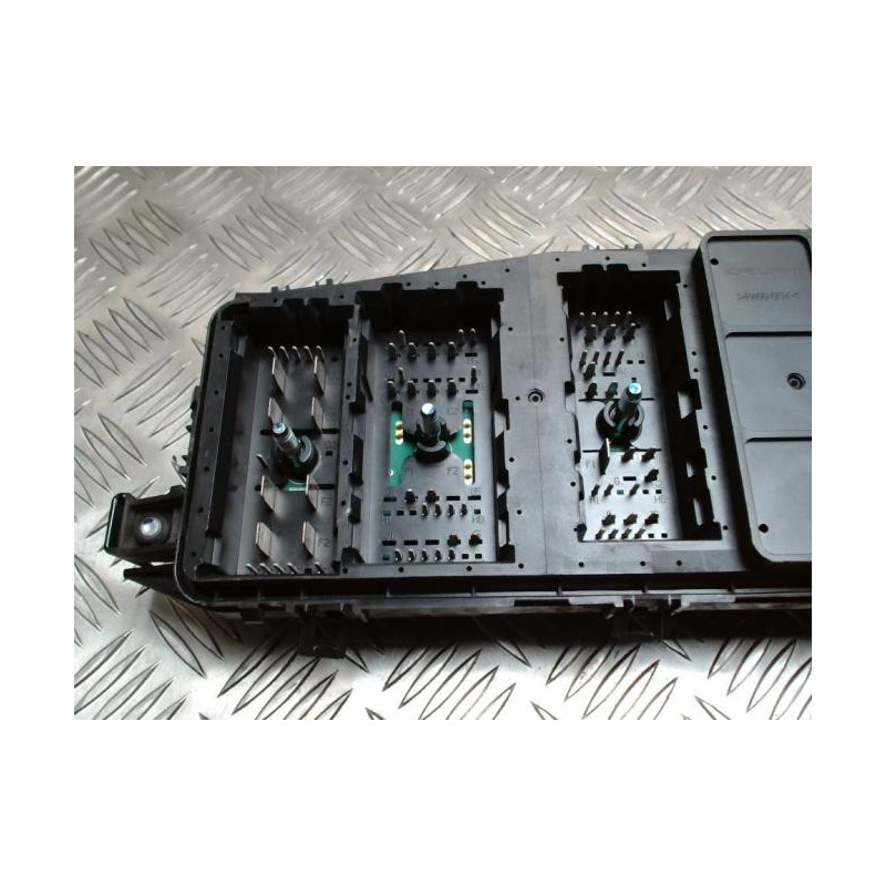 Porte fusible KIA CARNIVAL 2 d’occasion