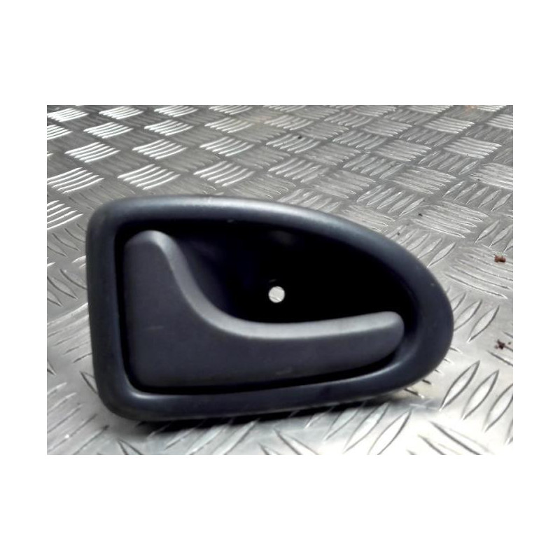 Poignee interieur avant gauche RENAULT CLIO 2 PHASE 1 d’occasion
