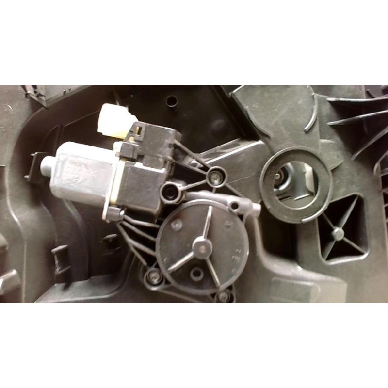 Leve vitre electrique avant droit FORD FIESTA 6 PHASE 1 d’occasion