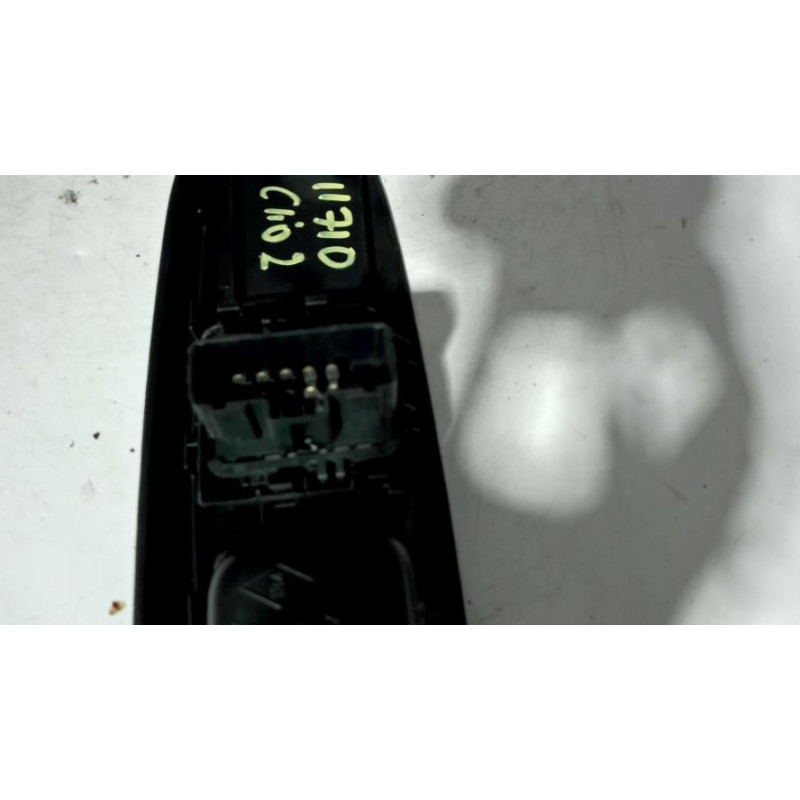 Interrupteur de leve vitre avant gauche RENAULT CLIO 2 PHASE 2 d’occasion
