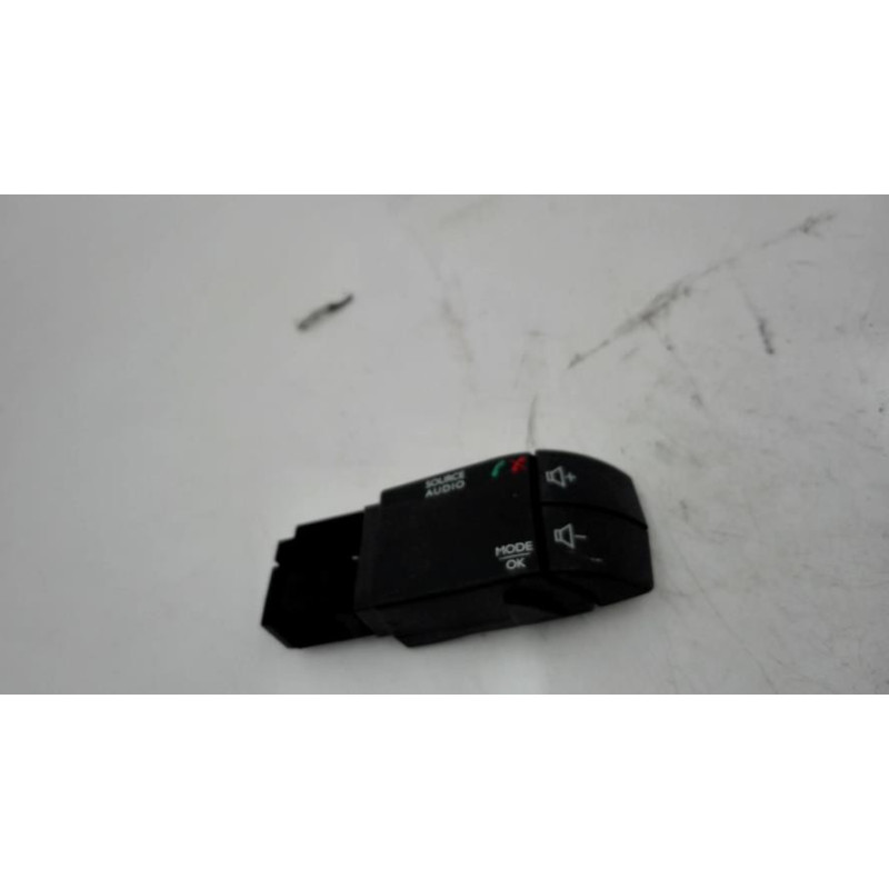 Commande autoradio RENAULT CLIO 3 PHASE 2 BREAK d’occasion