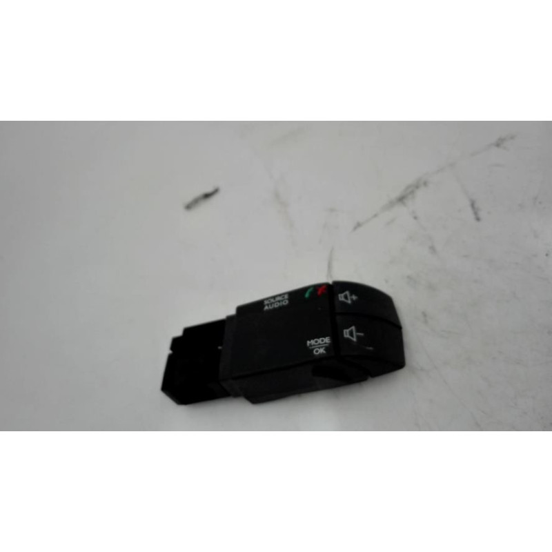 Commande autoradio RENAULT CLIO 3 PHASE 2 BREAK d’occasion