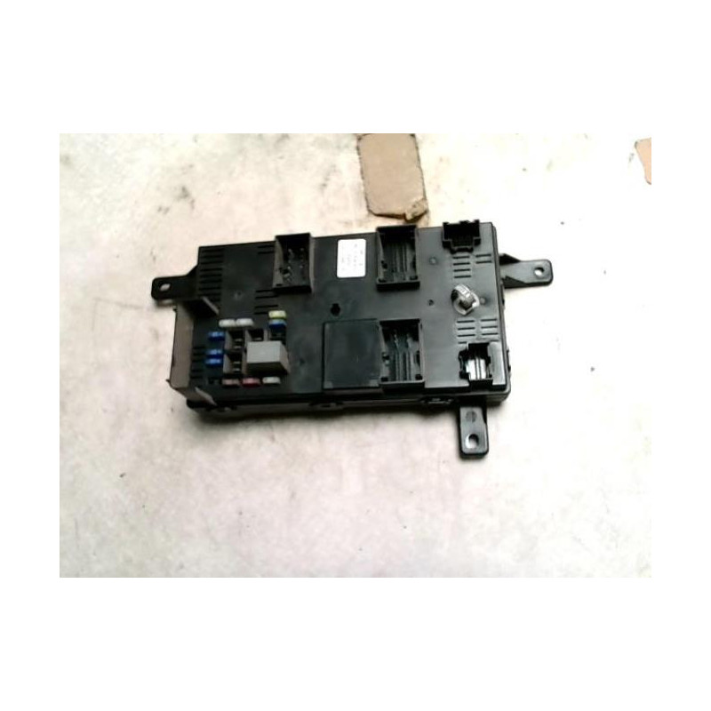 Porte fusible KIA CARNIVAL 2 d’occasion