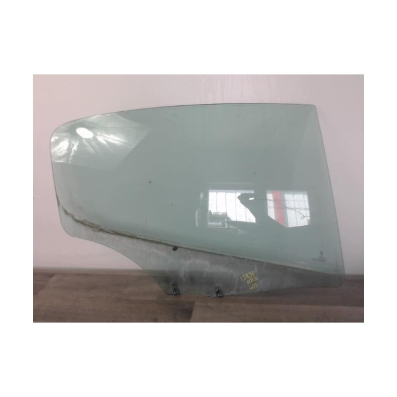 Vitre arriere droit PEUGEOT 407 PHASE 1 d’occasion