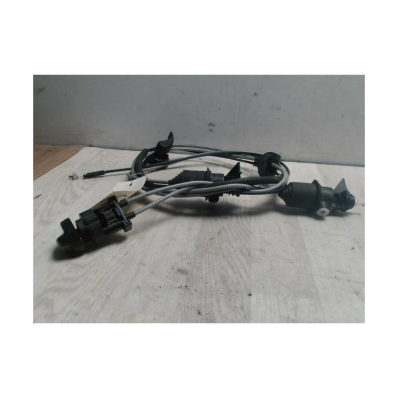 Cable ouverture capot DACIA SANDERO 1 d’occasion