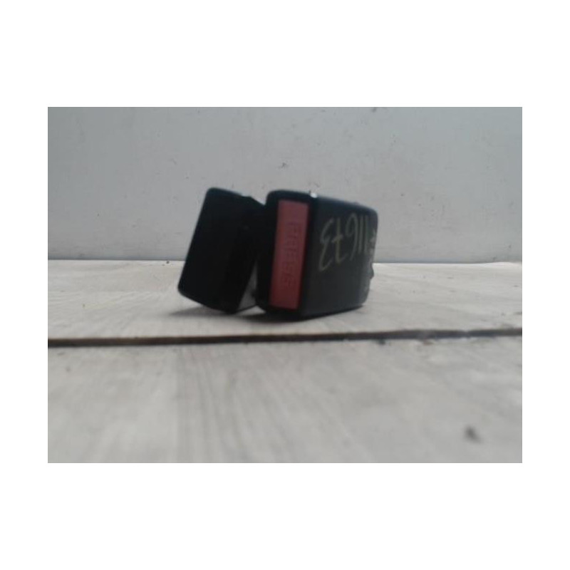 Attache ceinture arriere gauche DACIA SANDERO 1 d’occasion