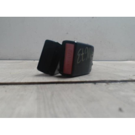 Attache ceinture arriere gauche DACIA SANDERO 1 d’occasion