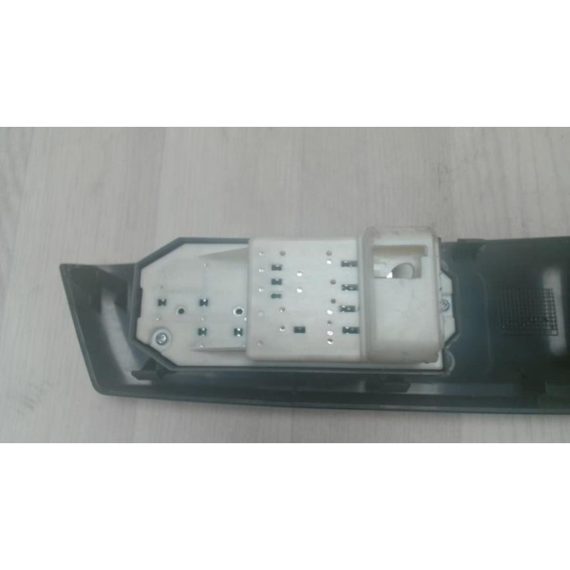 Interrupteur de leve vitre avant gauche TOYOTA YARIS 3 PHASE 1 d’occasion