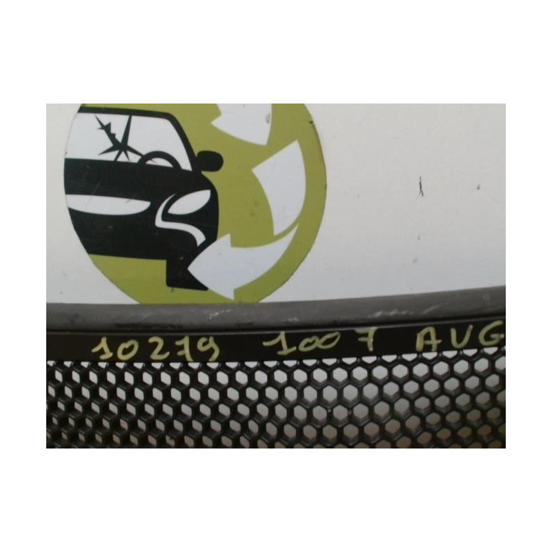 Grille de calandre gauche PEUGEOT 1007 d’occasion