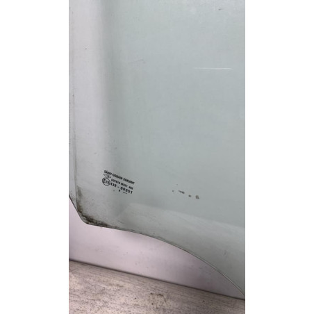 Vitre arriere droit DACIA SANDERO 1 d’occasion