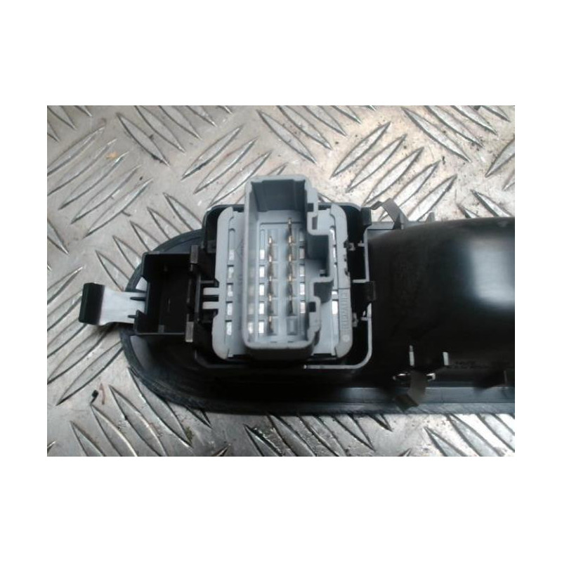 Interrupteur de leve vitre avant gauche RENAULT TWINGO 2 PHASE 1 d’occasion